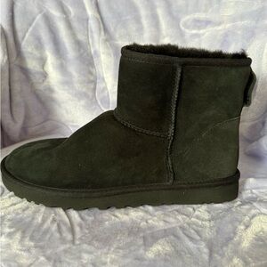 UGG Classic Mini Shearling Boots - black mens 9 SN 1002072 like new